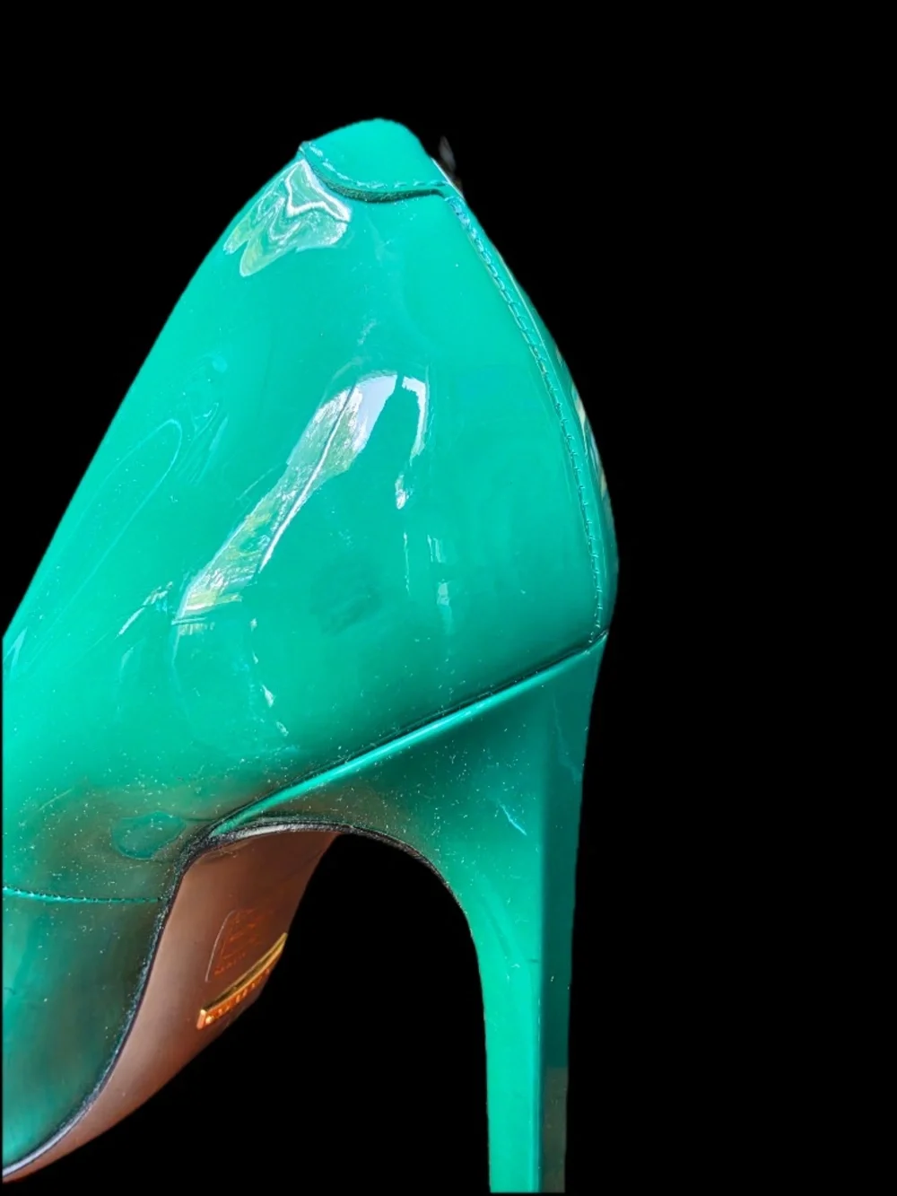 Gucci Patent Leather Pointed Toe Pumps in Emerald Green